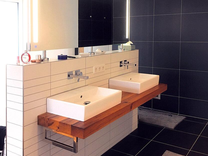 Badezimmergestaltung mit Holz Waschbeckentisch aus Holz unter zwei weißen Waschbecken